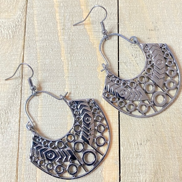 E177 ❤️ Indigenous Idol – Black Gunmetal – Earrings - Picture 7 of 8